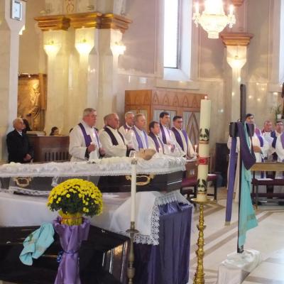 24 octombrie: Oituz: Funeraliile părintelui Mihai Vacaru. Foto: Cătălin Balint