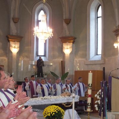 24 octombrie: Oituz: Funeraliile părintelui Mihai Vacaru. Foto: Cătălin Balint