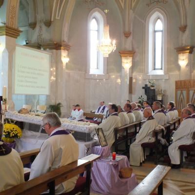24 octombrie: Oituz: Funeraliile părintelui Mihai Vacaru. Foto: Cătălin Balint