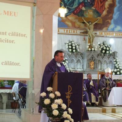 24 octombrie: Oituz: Funeraliile părintelui Mihai Vacaru. Foto: Cătălin Balint