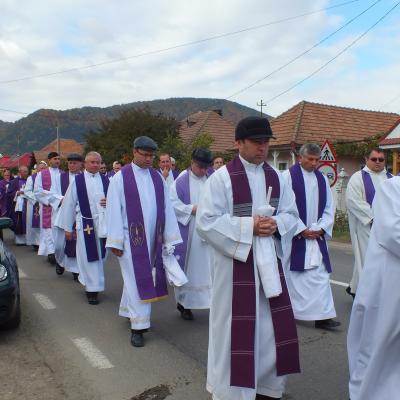 24 octombrie: Oituz: Funeraliile părintelui Mihai Vacaru. Foto: Cătălin Balint