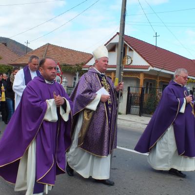 24 octombrie: Oituz: Funeraliile părintelui Mihai Vacaru. Foto: Cătălin Balint