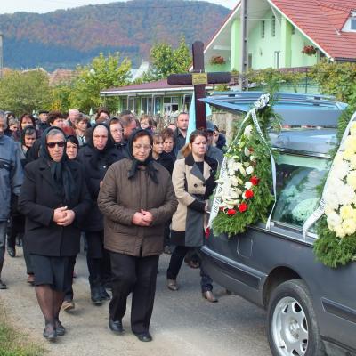 24 octombrie: Oituz: Funeraliile părintelui Mihai Vacaru. Foto: Cătălin Balint