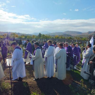 24 octombrie: Oituz: Funeraliile părintelui Mihai Vacaru. Foto: Cătălin Balint