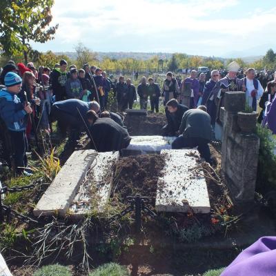 24 octombrie: Oituz: Funeraliile părintelui Mihai Vacaru. Foto: Cătălin Balint