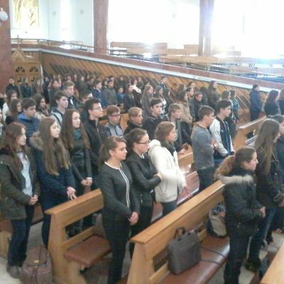 29 octombrie: Bacău (centru): Liceeni în rugăciune