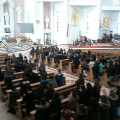 29 octombrie: Bacău (centru): Liceeni în rugăciune