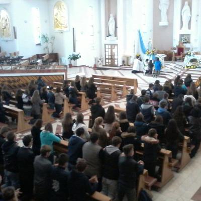 29 octombrie: Bacău (centru): Liceeni în rugăciune