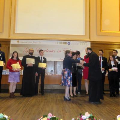 24 noiembrie: Iaşi: Elevi catolici premiaţi la Gala Excelenţei în Educaţie