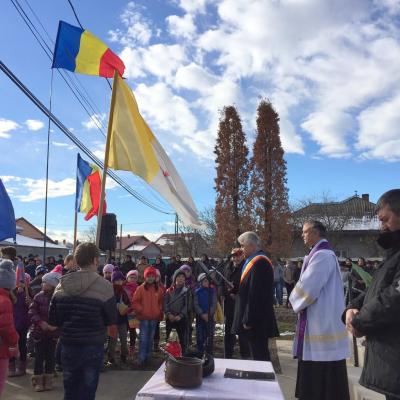 1 decembrie: Iugani: La Monumentul Eroilor, de Ziua Naţională a României