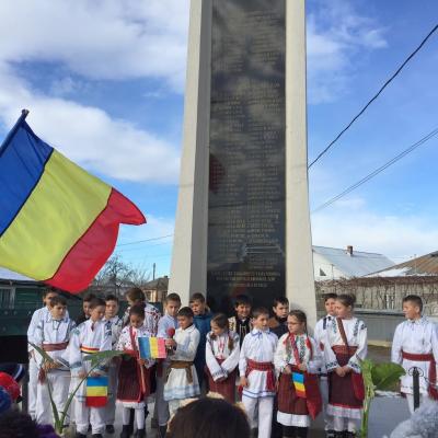 1 decembrie: Iugani: La Monumentul Eroilor, de Ziua Naţională a României