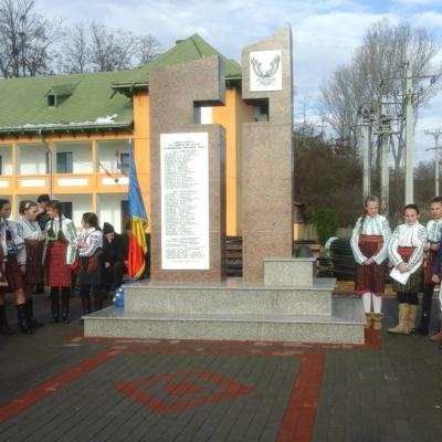 1 decembrie: Răchiteni: Sfinţirea Monumentului Eroilor