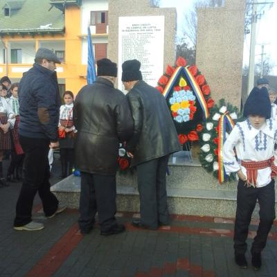1 decembrie: Răchiteni: Sfinţirea Monumentului Eroilor
