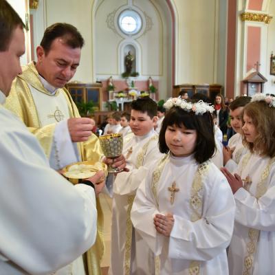 3 aprilie: Luizi-Călugăra: Prima sfântă Împărtăşanie