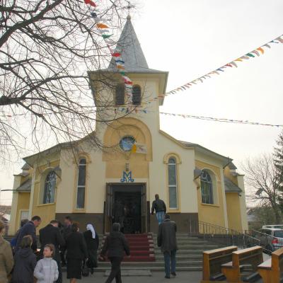 4 aprilie: Baraţi: Sărbătoare în comunitatea surorilor "Slujitoarele lui Cristos - Marelui Preot"