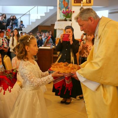 17 aprilie: Cleja "Sfântul Francisc": Prima Împărtăşanie