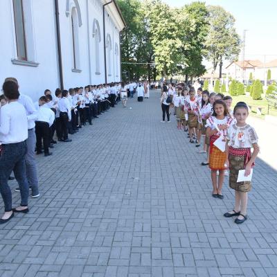 28 august: Săbăoani "Sfântul Mihail, Arhanghelul": Administrarea sfântului Mir