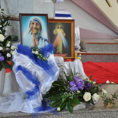 10 septembrie: Bacău: Liturghie de mulţumire pentru canonizarea Maicii Tereza de Calcutta