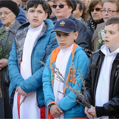9 aprilie: Iaşi: Duminica Floriilor. Liturghia tinerilor