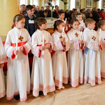 14 mai: Ciugheş: Prima sfântă Împărtăşanie