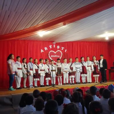 25 mai: Iugani: Spectacol caritabil Artişti pentru bunici
