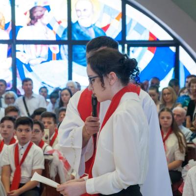 4 iunie: Iaşi: Conferirea sacramentului Mirului în Parohia "Sfânta Tereza a Pruncului Isus"