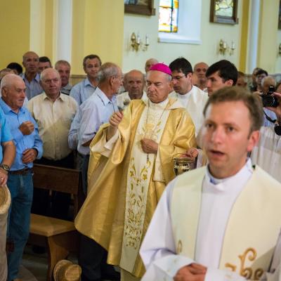 19 august: Hălăuceşti: Consacrarea altarului şi resfinţirea bisericii