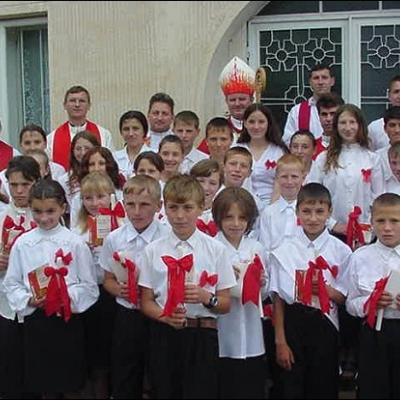 8-9 iunie: Oferirea mirului în parohiile Berzunţi, Stufu, Focuri, şi Cireşoaia