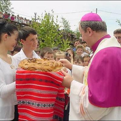 8-9 iunie: Oferirea mirului în parohiile Berzunţi, Stufu, Focuri, şi Cireşoaia