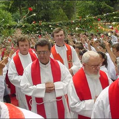 8-9 iunie: Oferirea mirului în parohiile Berzunţi, Stufu, Focuri, şi Cireşoaia