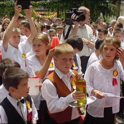 8-9 iunie: Oferirea mirului în parohiile Berzunţi, Stufu, Focuri, şi Cireşoaia