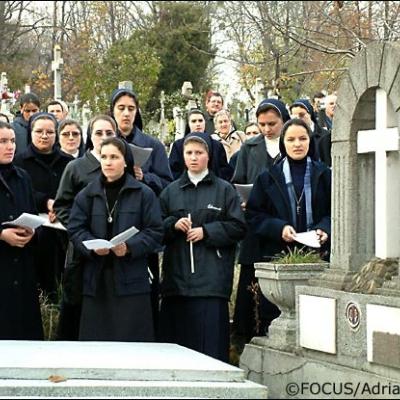 2 noiembrie: Rugăciuni pentru cei răposaţi