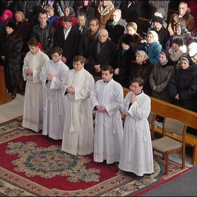 15 decembrie: Sfinţire de diaconi la Iaşi