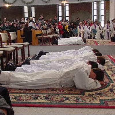 15 decembrie: Sfinţire de diaconi la Iaşi