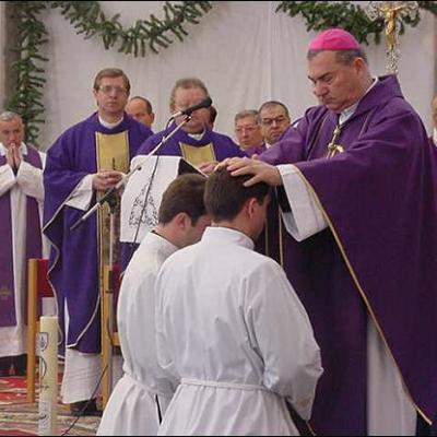 15 decembrie: Sfinţire de diaconi la Iaşi