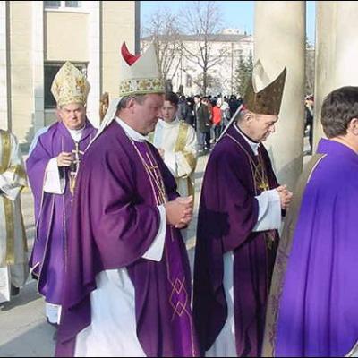 15 decembrie: Sfinţire de diaconi la Iaşi