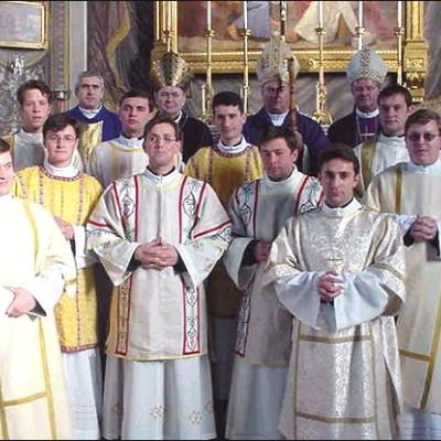 15 decembrie: Sfinţire de diaconi la Iaşi