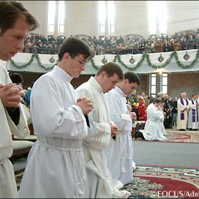 15 decembrie: Sfinţire de diaconi la Iaşi