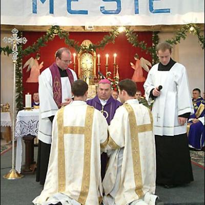 15 decembrie: Sfinţire de diaconi la Iaşi