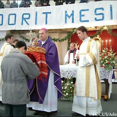 15 decembrie: Sfinţire de diaconi la Iaşi