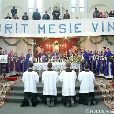 15 decembrie: Sfinţire de diaconi la Iaşi