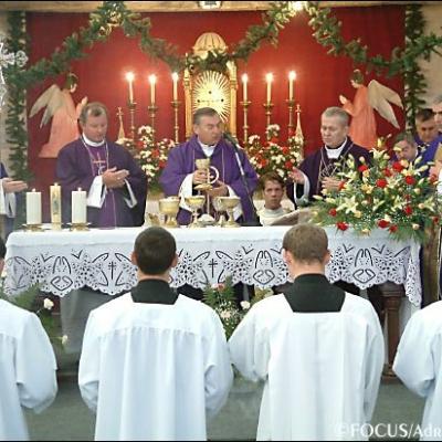 15 decembrie: Sfinţire de diaconi la Iaşi