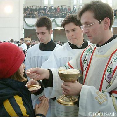 15 decembrie: Sfinţire de diaconi la Iaşi
