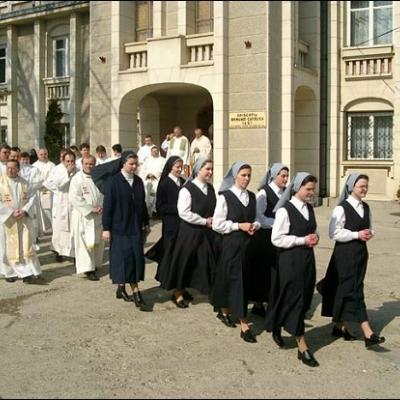 Cinci noi membre ale Institutului Diecezan "Slujitoarele lui Cristos, Marele Preot"