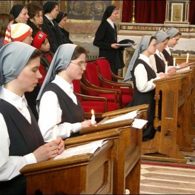 Cinci noi membre ale Institutului Diecezan "Slujitoarele lui Cristos, Marele Preot"