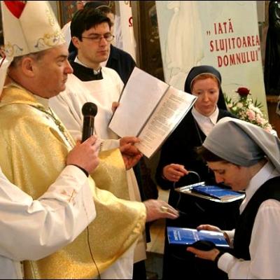 Cinci noi membre ale Institutului Diecezan "Slujitoarele lui Cristos, Marele Preot"