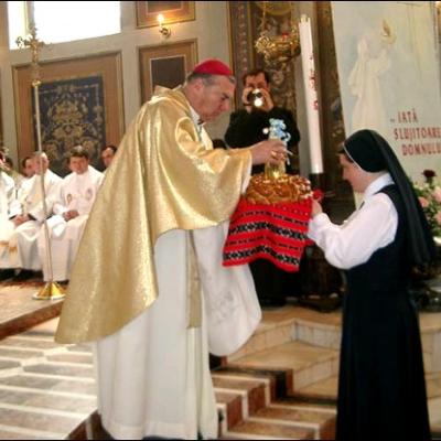 Cinci noi membre ale Institutului Diecezan "Slujitoarele lui Cristos, Marele Preot"
