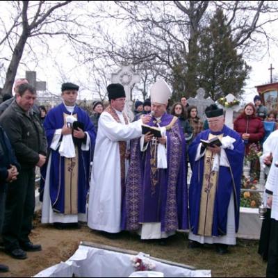 Iugani: Înmormântarea pr. Petru Gabor