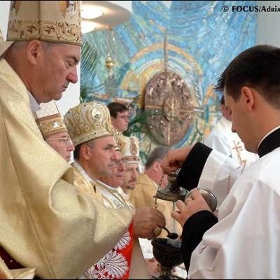 La 120 de ani: Liturghie pontificală în catedrală (FOCUS)