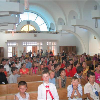 Vizită pastorală şi administrarea Mirului în Parohia Dărmăneşti